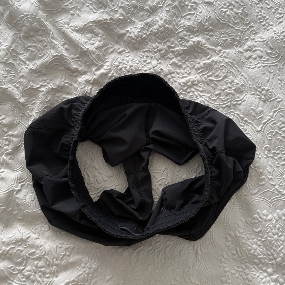 lululemon athletica Hotty Hot Low-Rise Unlined Short 2.5" Black Shorts Sz 6 - Picture 8 of 13